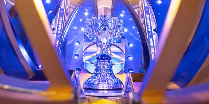 Chiếc cúp vô địch là biểu tượng danh giá của kỷ nguyên Esport